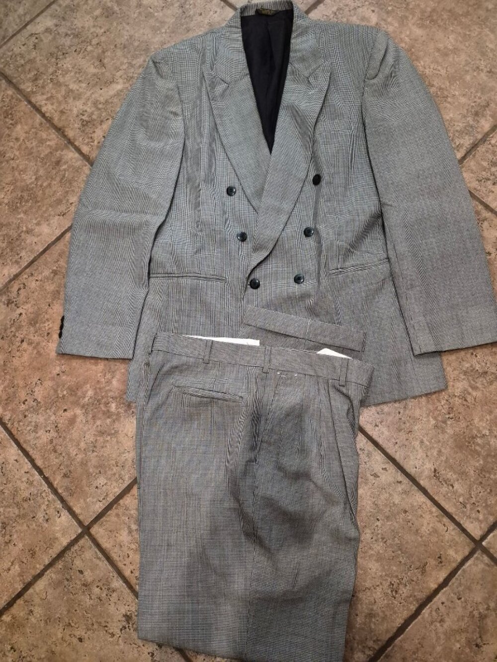 John Henry Mens Houndstooth Gray Double-Breasted Suit W/ Pleated Pants Size 34